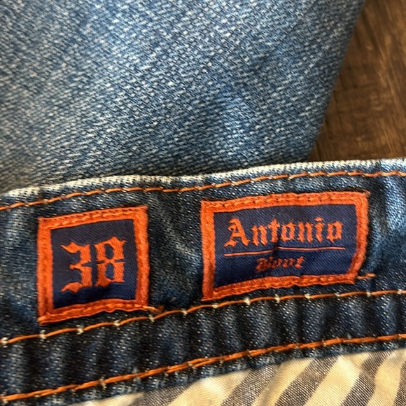 Rock Revival Distressed Jeans - Picture 11 of 11